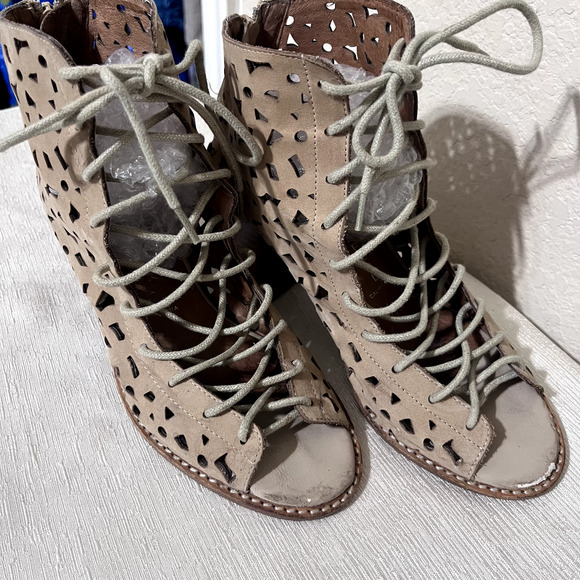 Jeffrey Campbell Laser Cut Lace Up Booties Ankle Boots sz 7.5 tan leather Ibiza - Picture 2 of 6